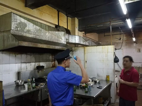 油烟净化设施竟成了摆设?城管开出5000元油烟罚单1.webp.jpg