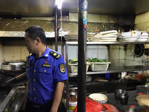 油烟排放污染环境 三家餐饮店受罚.webp.jpg